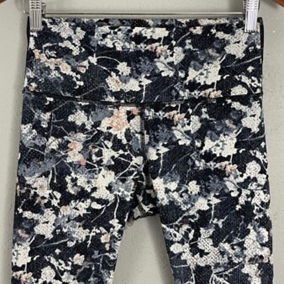 Lululemon like NEW in size 6 - Picture 5 of 6